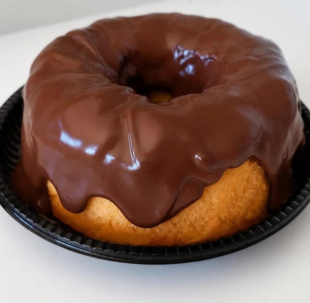 Bolo de Ninho com cobertura de chocolate